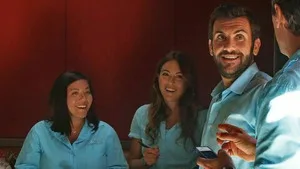 Camping Paradis sur TF1 Séries Films : Tom au secours d’une fratrie orpheline au bord de la piscine