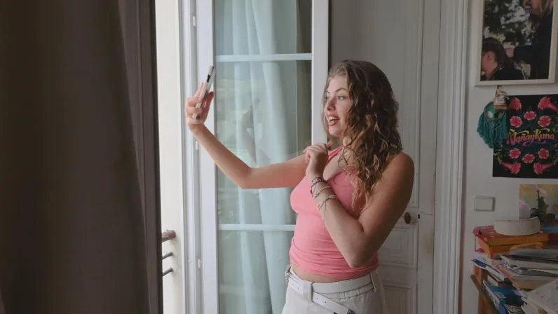 Tess Aibar dans la série Dans la peau d'une influenceuse