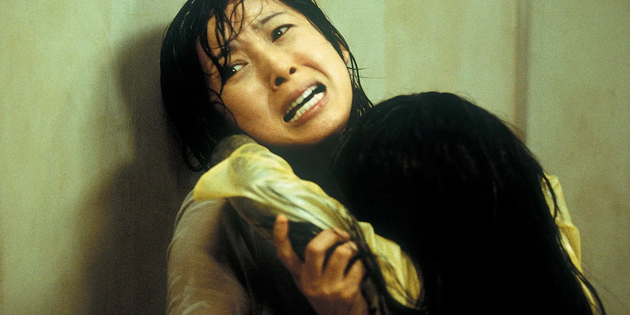 Dark Water sur Arte : une mère et sa fille piégées par les eaux noires d’un immeuble hanté, le frisson signé Hideo Nakata