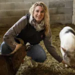 L’amour est dans le pré saison 21 : qui est Justine, gérante de ferme pédagogique dans l’Ain ?