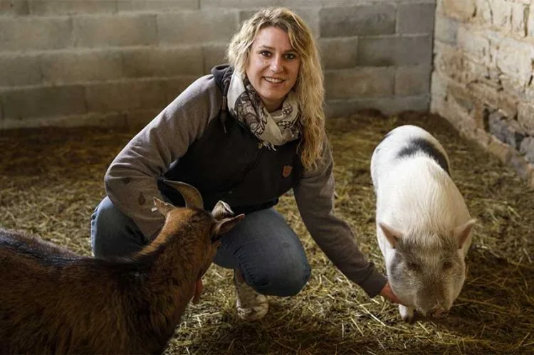 L’amour est dans le pré saison 21 : qui est Justine, gérante de ferme pédagogique dans l’Ain ?