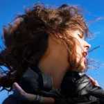 Flo sur France 2 : Stéphane Caillard incarne Florence Arthaud, la navigatrice qui défia l’océan et les hommes
