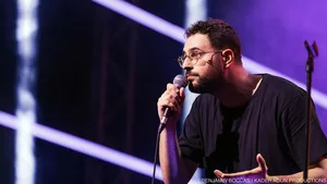 Hakim Jemili : Super sur France 4 : l’humoriste du Woop déroule son premier seul en scène ce mardi soir
