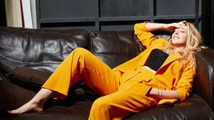 Laura Laune sur CStar : sous les airs d’ange, l’humour noir décapant du Diable est une gentille petite fille, ce lundi en nuit