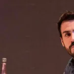 Le discours sur France 4 : Simon Astier seul en scène dans l’adaptation du roman culte de Fabcaro