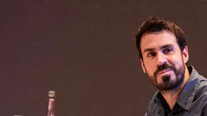 Le discours sur France 4 : Simon Astier seul en scène dans l’adaptation du roman culte de Fabcaro