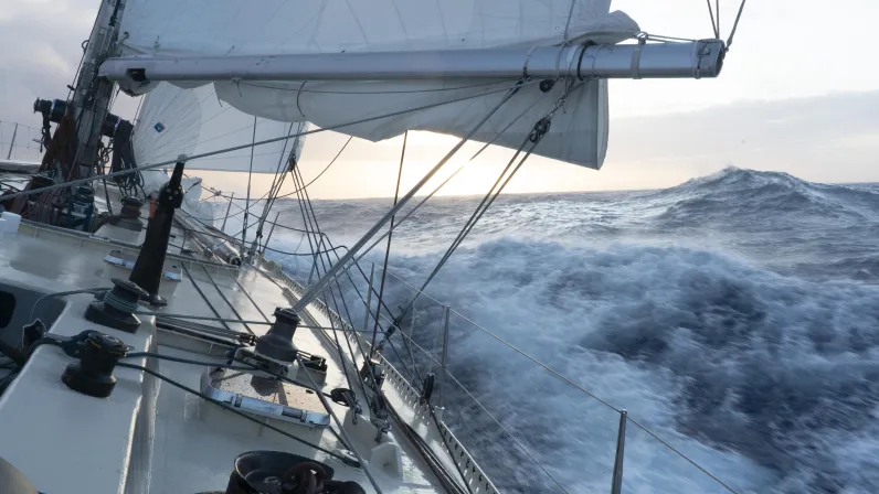 Le voilier Pen Duick VI en course autour du monde