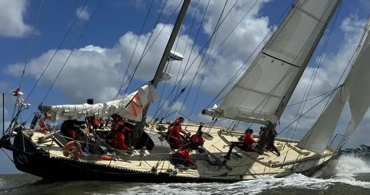 Pen Duick VI sur France 3 : Marie Tabarly accomplit la victoire qui avait échappé à son père