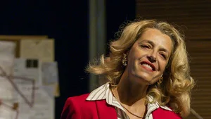 The Loop sur France 4 : le Molière de la comédie 2025 piège un commissariat dans une boucle temporelle